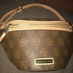 Adrienne vittadini fanny pack